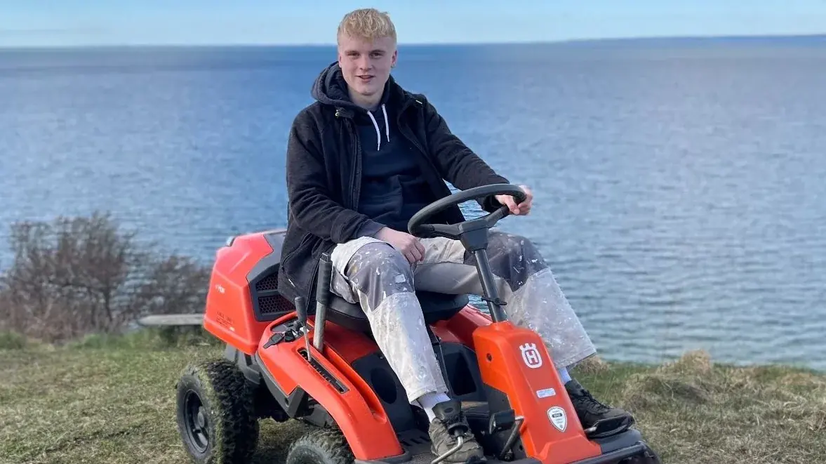 Græsslåning med havetraktor ved kysten